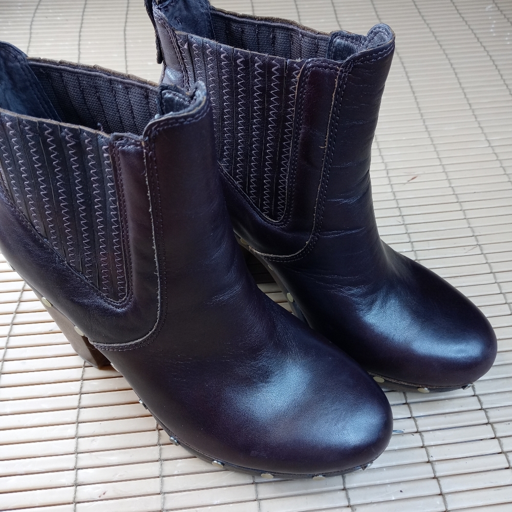 UGG "Carberry" Black Cherry Leather Studded Ankle Boots 1005755 Women’s Size 8M.